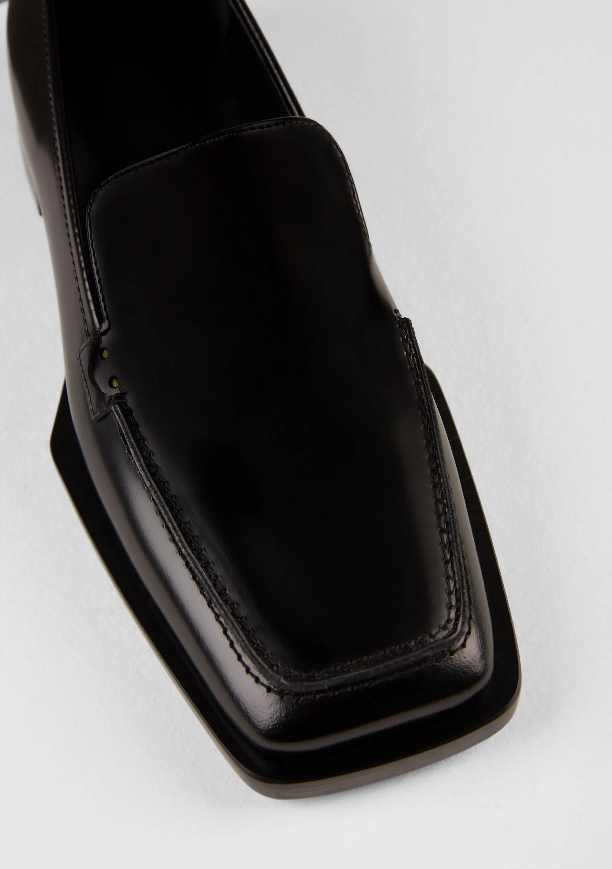 Zoe Loafers in Nero